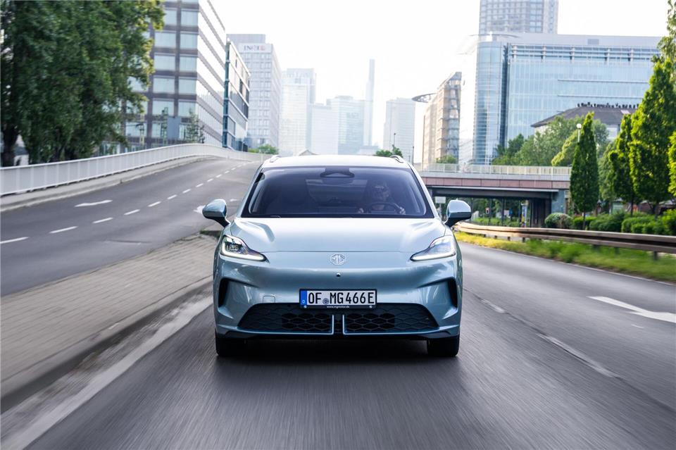Der MG 4 Urban ist eine kreuzbrave Familienkutsche, die komfortabel abgestimmt ist, mit genug Komfort für die Altstadtgasse und genug Tempo für die mittlere Spur der Autobahn. Marcus Werner/MG Motor Deutschland GmbH/dpa-tmn