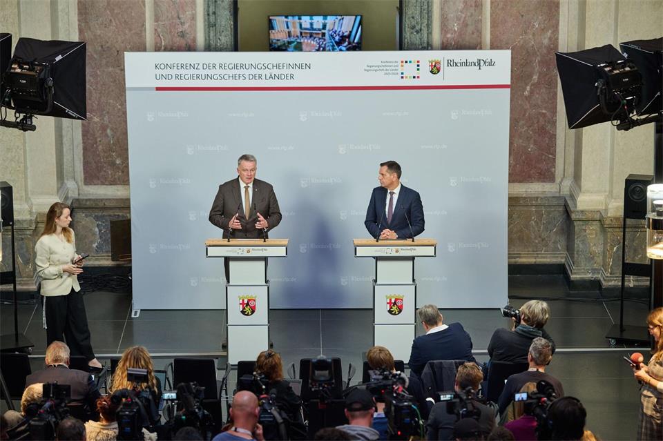 Der MPK-Vorsitzende Schnieder (links) und der Co-Vorsitzende Lies stellten gemeinsam die  Beschlüsse des Gremiums nach dem Treffen in Berlin vor. Sebastian Gollnow/dpa