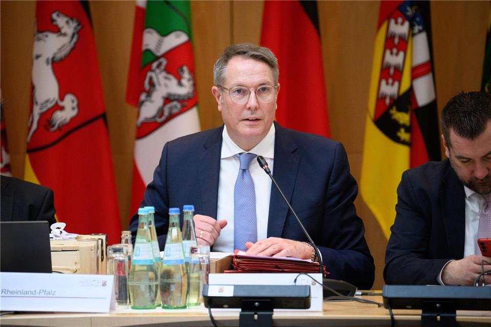 Der MPK-Vorsitzende will mehr Sicherheit in Bahnen. Bernd von Jutrczenka/dpa