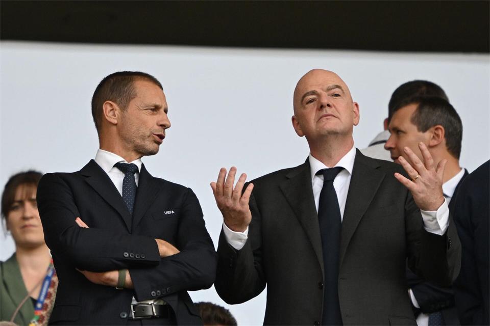 Der Machtkampf der UEFA gegen FIFA-Boss Infantino (r) geht auf juristischem Weg weiter. (Archivbild)Robert Michael/dpa