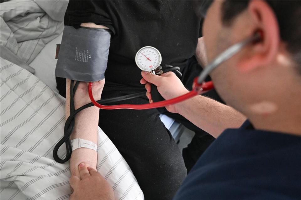 Der Männeranteil in sozialen Berufen in Sachsen-Anhalt ist gestiegen. (Symbolbild) Bernd Weißbrod/dpa