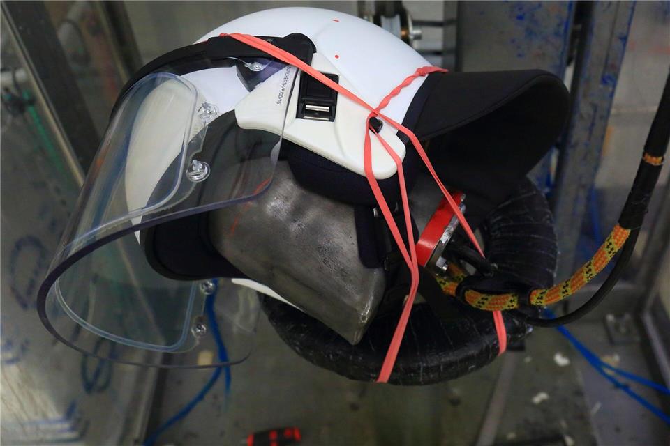 Der Magdeburger Helmhersteller Schuberth produziert neben Motorradhelmen auch Schutzhelme für Polizei und Militär. (Archivbild) picture alliance / ZB