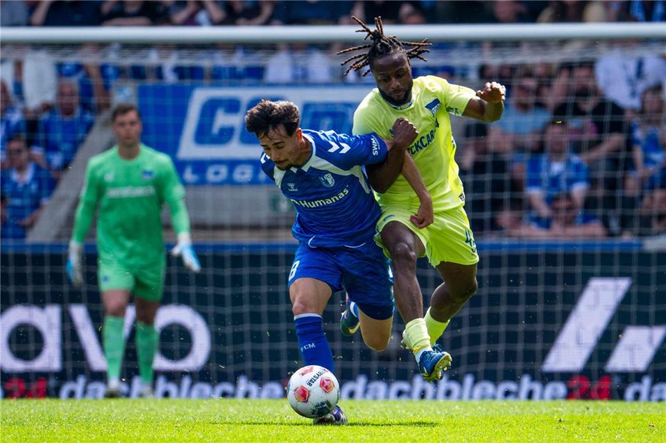 Der Magdeburger Laurin Ulrich (l) erzielte nach gut einer Stunde das 1:0.Julius Frick/dpa