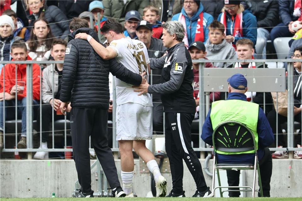 Der Mainzer Anthony Caci verlässt nach seiner Verletzung in München das Spielfeld.Daniel L�b/dpa