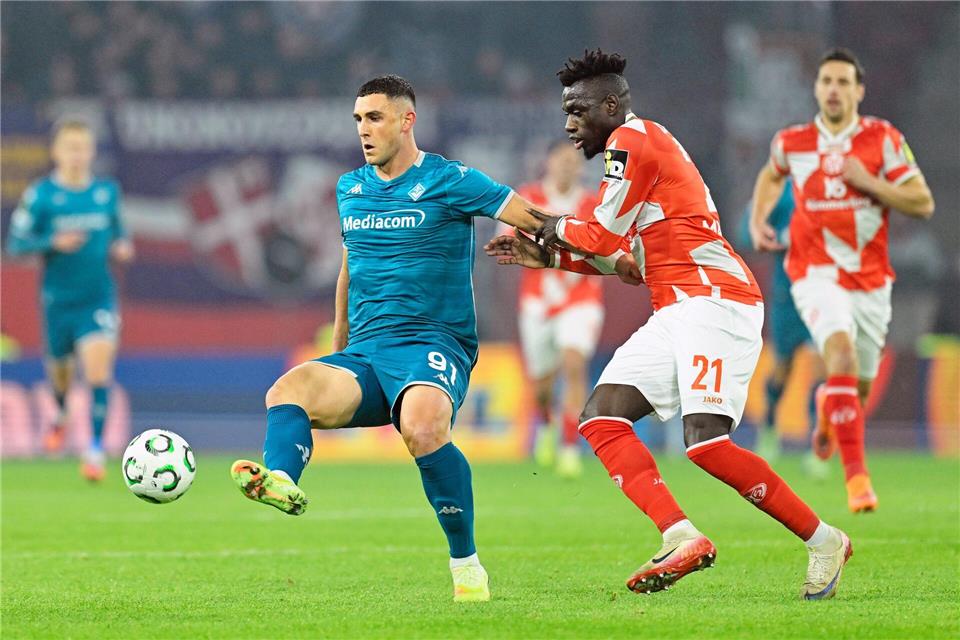 Der Mainzer Danny da Costa (r) leitete mit seinem Fehlpass die Führung von Florenz ein.Uwe Anspach/dpa