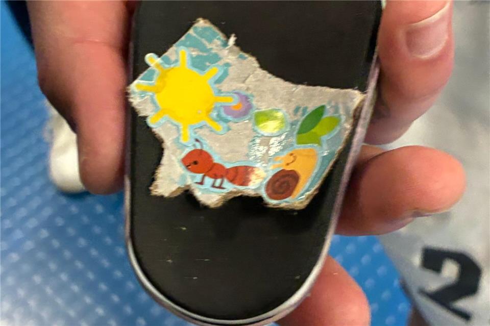 Der Mainzer Doppeltorschütze Phillip Tietz zeigt seinen Glücksbringer. Ulrike John/dpa