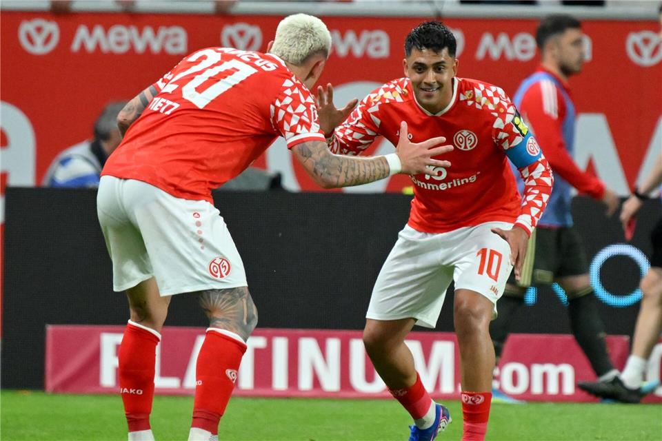 Der Mainzer Nadiem Amiri (r) sorgte nach dem 1:3 gegen den 1. FC Union Berlin für ein kurioses Interview.Torsten Silz/dpa