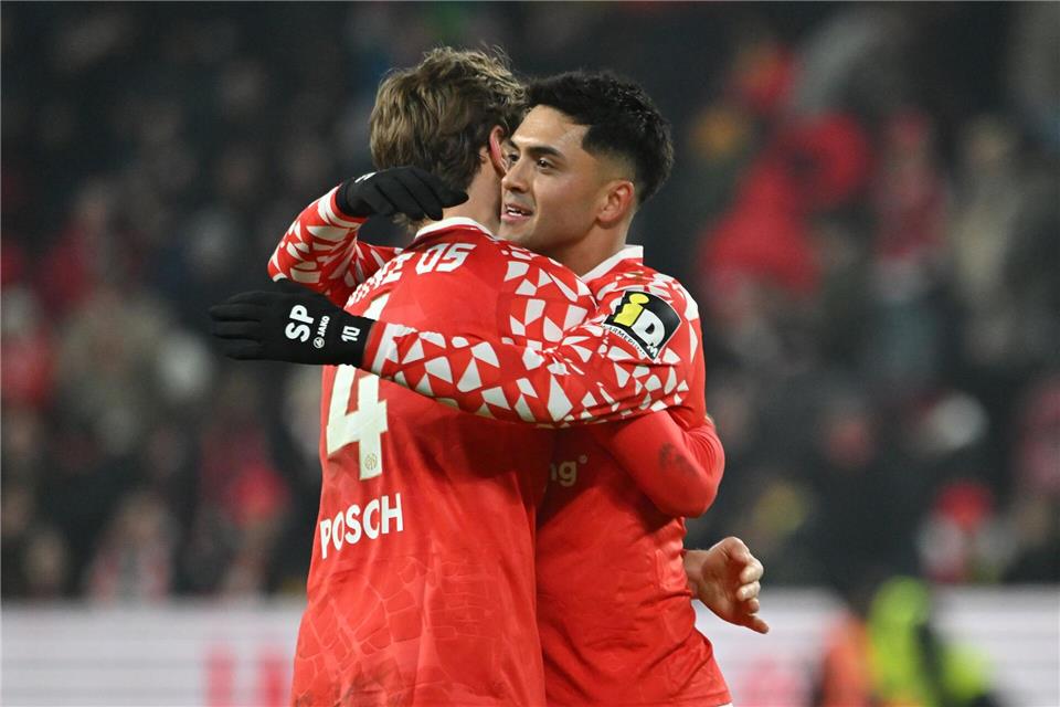 Der Mainzer Nationalspieler Nadiem Amiri (r.) ist wieder bereit für die Startelf. (Archivbild) Torsten Silz/dpa