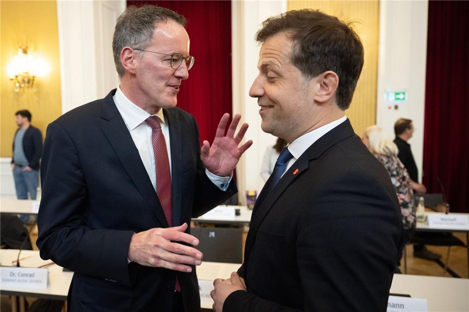Blettner siegt in Ludwigshafen - Streit zwischen CDU und SPD Der Mainzer Oberbürgermeister Nino Haase (parteilos) mit seinem Vorgänger Michael Ebling (SPD), inzwischen Innenminister von Rheinland-Pfalz. (Archivbild)Sebastian Gollnow/dpa