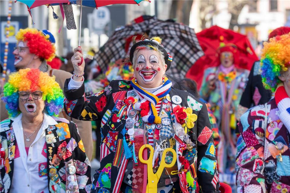 Der Mainzer Rosenmontagszug wird 2026 kürzer. Zuletzt dauerte er sieben Stunden. (Archivild)Helmut Fricke/dpa