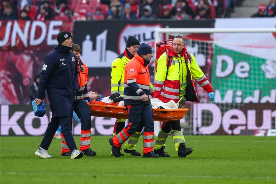 Der Mainzer Stürmer Benedict Hollerbach wird vom Platz getragen.Jan Woitas/dpa