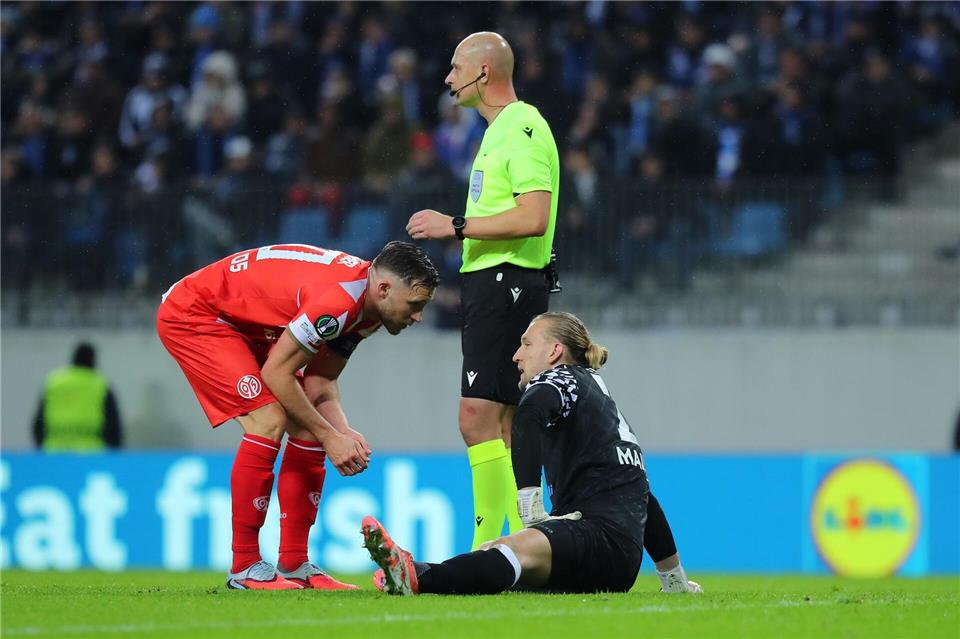 Der Mainzer Torwart Robin Zentner (r) musste wegen Adduktorenbeschwerden früh ausgewechselt werden.Constantin Stefan/dpa