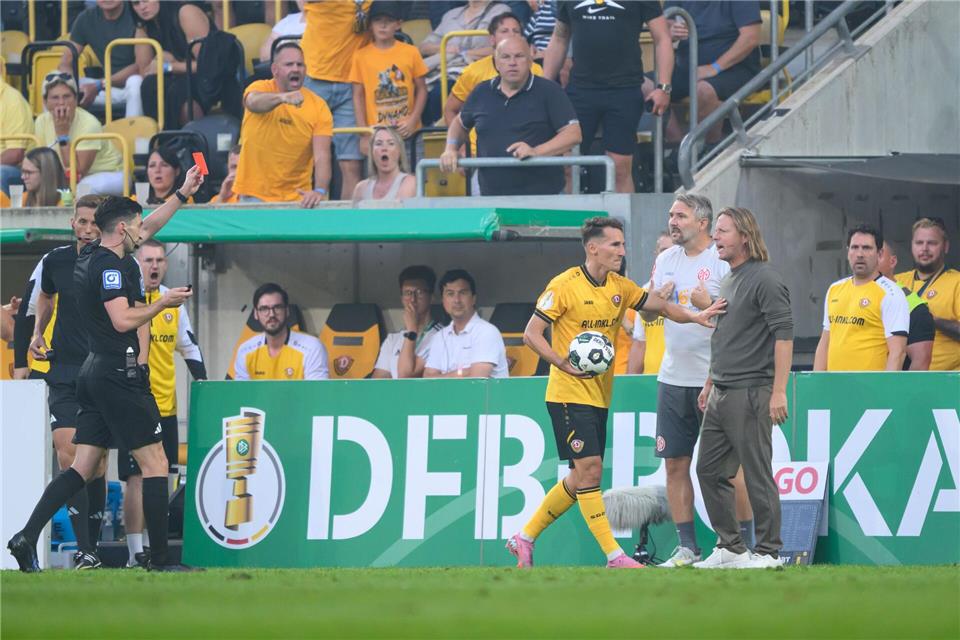 Der Mainzer Trainer Bo Henriksen (r) ist für ein DFB-Pokalspiel gesperrt worden.Robert Michael/dpa