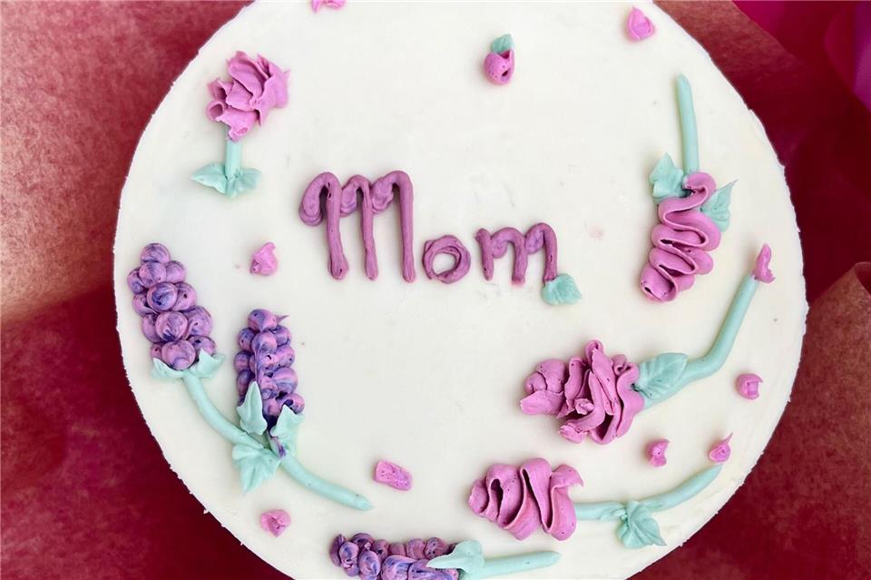 Bento Cakes: Kleiner Augenschmaus mit großer Botschaft Der Mama mal Danke sagen, geht immer. Der Bento Cake ist außen schneeweiß. Innen würde eine Erdbeer-Limetten-Mousse gut passen. Mango Bakes Cakes/mangobakes.de/dpa-tmn