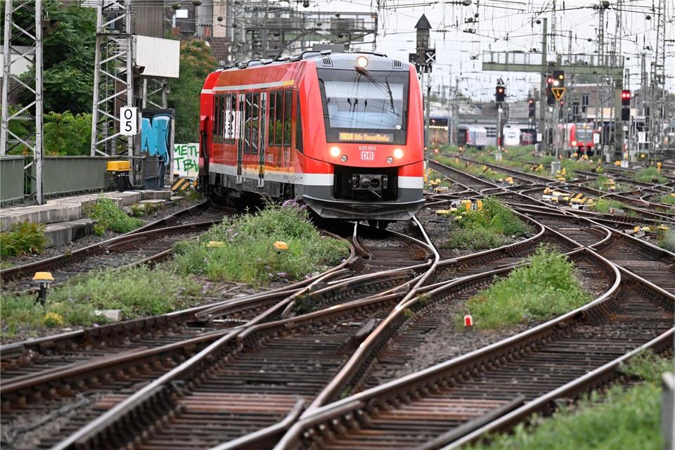 Der Mangel an Lokführern hat lange für spürbare Einschränkungen im Schienenverkehr gesorgt - jetzt soll vieles besser werden. (Archivbild)Roberto Pfeil/dpa