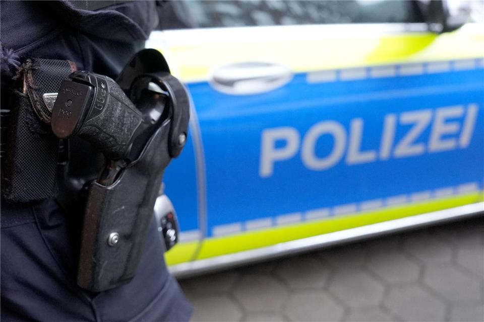 Der Mann bedrohte laut dem Polizeisprecher etwa zehn Personen mit seiner Axt. (Symbolbild)Marcus Brandt/dpa