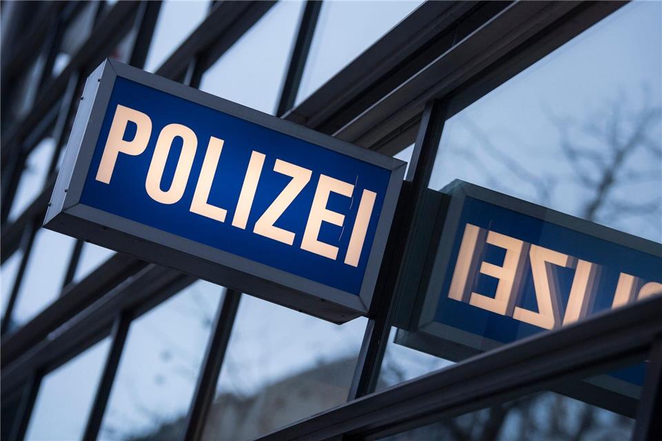 Der Mann brachte den Hund auf die Polizeiwache. (Symbolbild)Boris Roessler/dpa