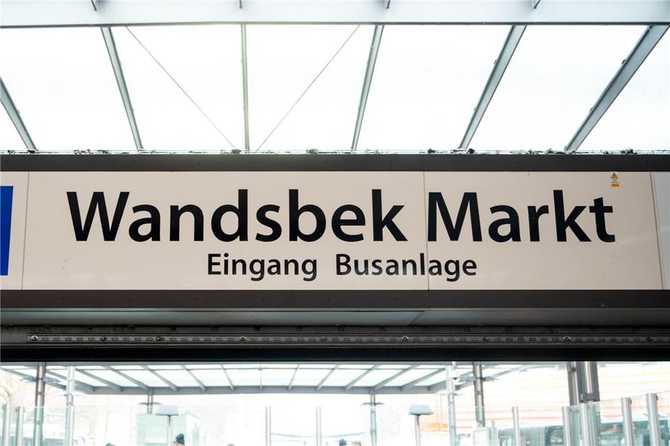 Der Mann, der eine 18-Jährige in einer Hamburger U-Bahnstation mit sich in den Tod riss, ist bereits strafrechtlich bekannt. Daniel Bockwoldt/dpa