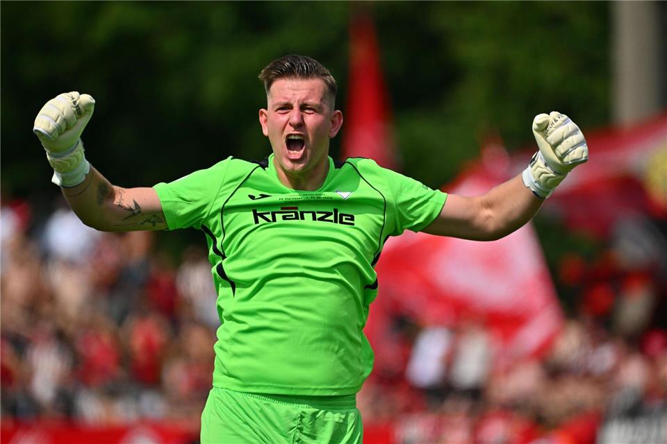 Der Mann des Tages: Illertissens Torwart Michel Witte hält zwei Elfmeter.Jan-Philipp Strobel/dpa