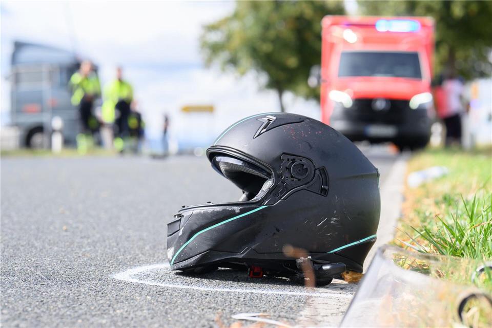Der Mann erlag noch am Unfallort seinen Verletzungen. (Symbolbild)Julian Stratenschulte/dpa