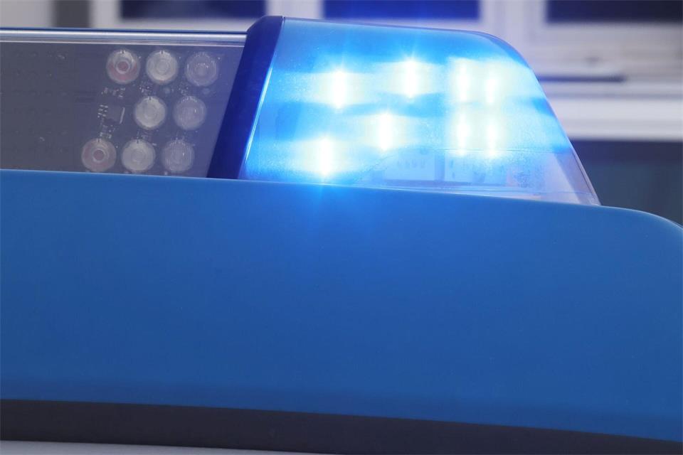 Der Mann erlag noch an der Unfallstelle seinen Verletzungen. (Symbolbild)Bodo Schackow/dpa