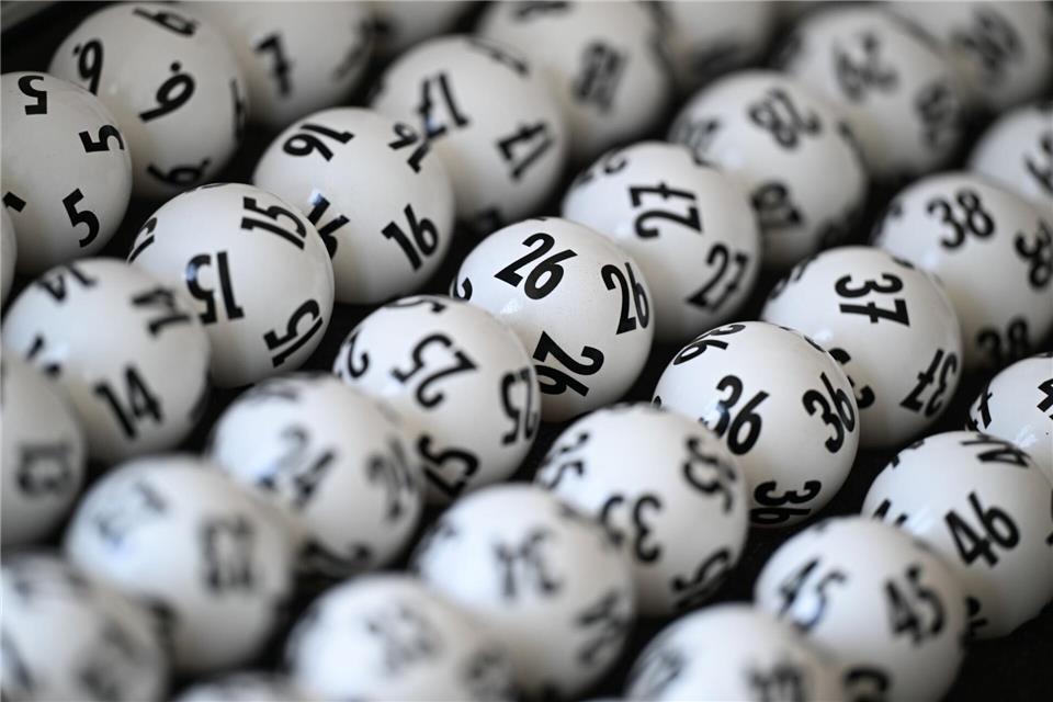 Der Mann hat den Haupt-Jackpot nur um eine Zahl haarscharf verfehlt. (Symbolbild)Arne Dedert/dpa