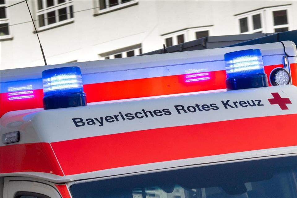 Der Mann hatte Glück im Unglück: Er erlitt leichte Verletzungen an der Schulter. (Symbolbild)Peter Kneffel/dpa