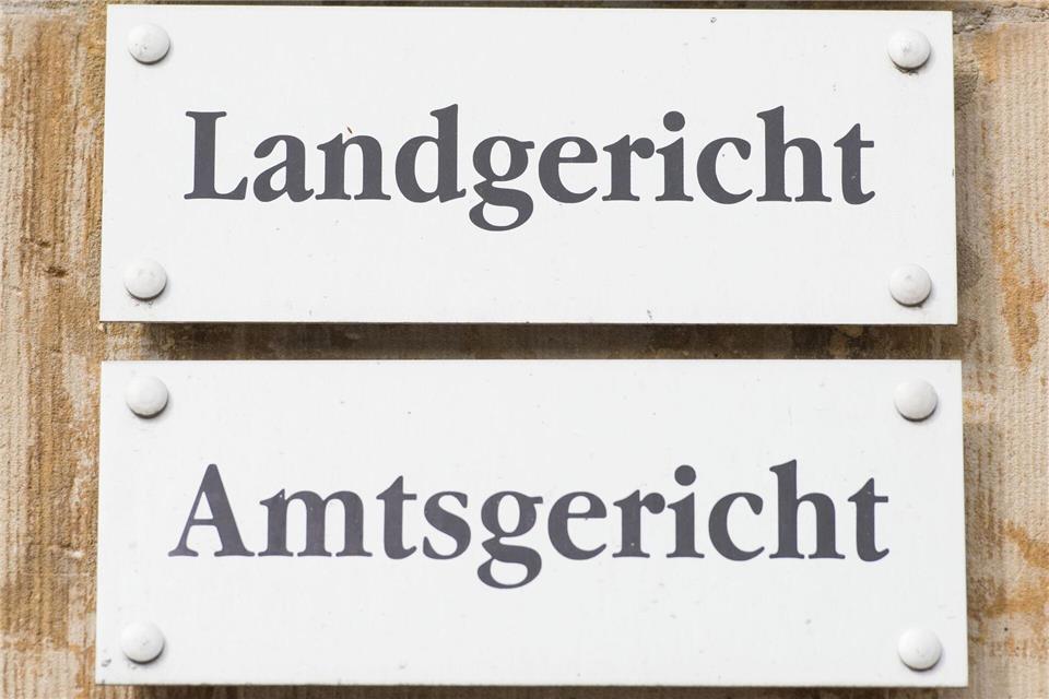 Der Mann hatte seine Nachricht auf der öffentlich zugänglichen Facebook-Seite der Stadt Landau hinterlassen. (Archivbild)Uwe Anspach/dpa