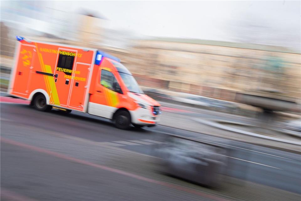 Der Mann ist im Krankenhaus. (Symbolbild)Julian Stratenschulte/dpa