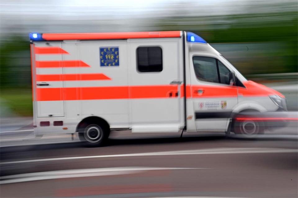 Der Mann kam in ein Krankenhaus, wo er in der Nacht notoperiert wurde. (Symbolbild)Hendrik Schmidt/dpa-Zentralbild/dpa