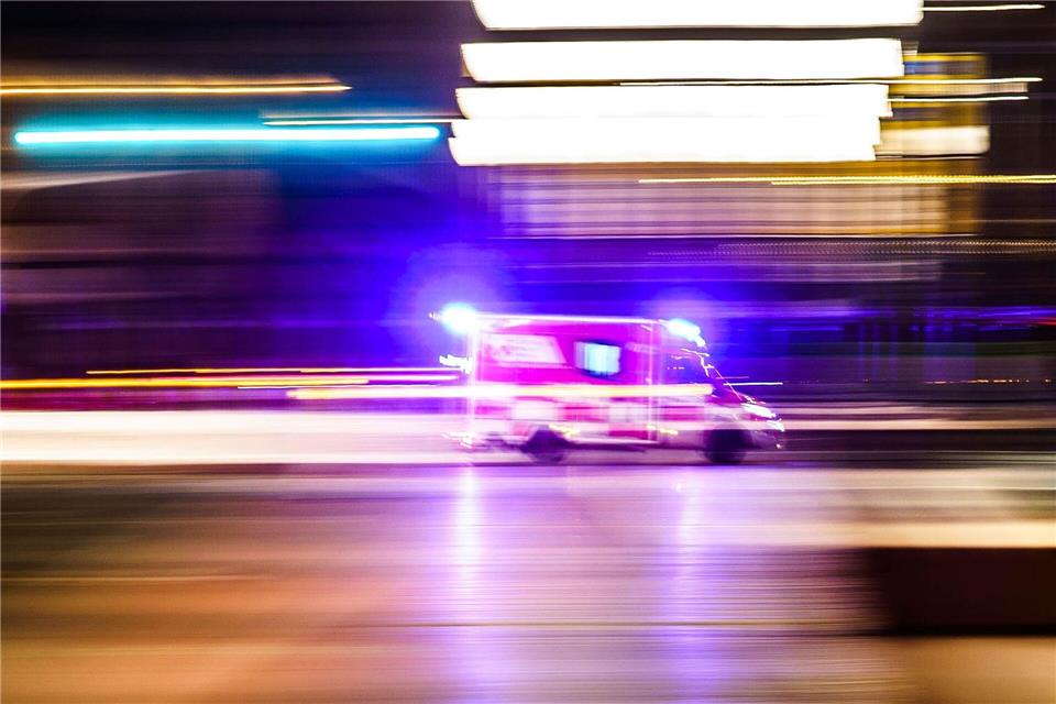 Der Mann kam mit schwersten Verletzungen ins Krankenhaus. (Archivbild)Frank Rumpenhorst/dpa