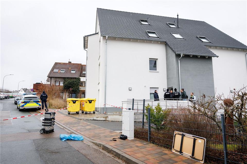 Der Mann konnte die stark blutende Wunde am Hals mit der Hand zudrücken. Die Wunde am Oberkörper presste er gegen einen Stromverteilerkasten. (Archivbild)Daniel Karmann/dpa
