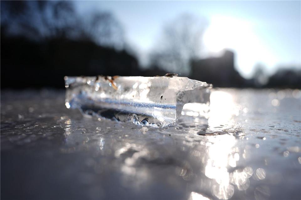 Der Mann konnte sich selbstständig aus dem Wasser befreien. (Symbolbild)Marcus Brandt/dpa