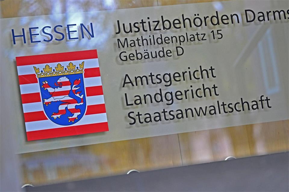 Der Mann muss sich vor dem Landgericht Darmstadt verantworten. (Symbolbild)Michael Brandt/dpa