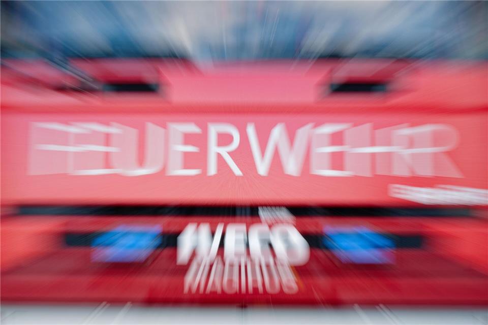 Der Mann musste mit schwersten Brandverletzungen ins Klinikum gebracht werden. (Symbolbild)Uwe Anspach/dpa