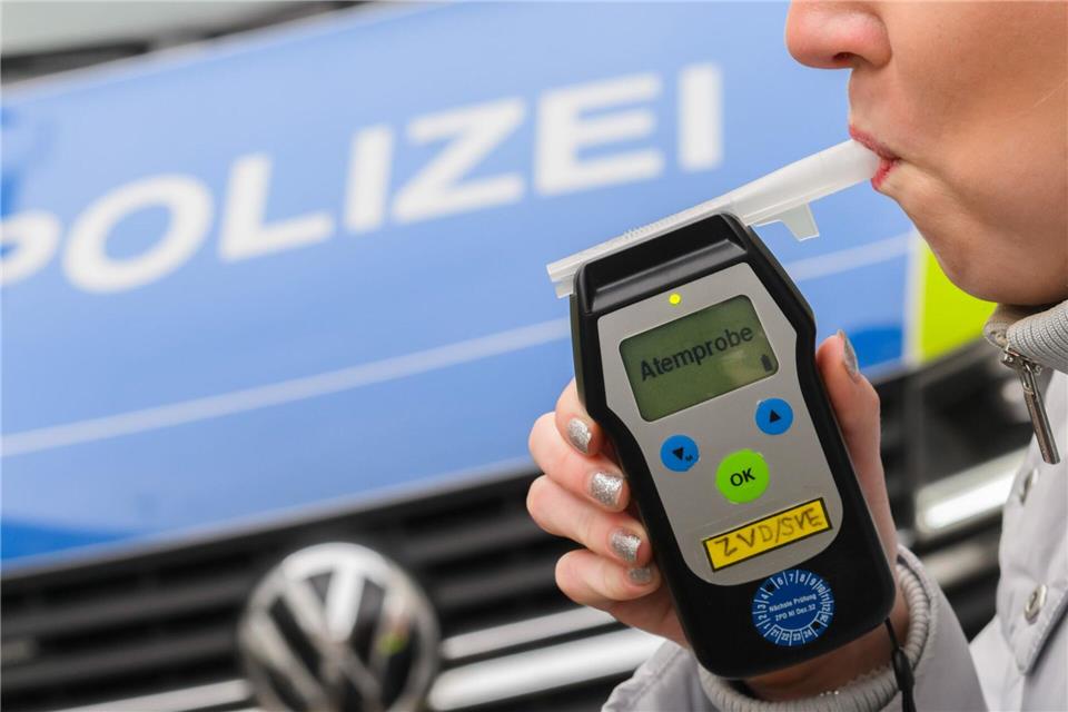 Der Mann sei äußerst alkoholisiert gewesen, so die Polizei. (Symbolbild)Julian Stratenschulte/dpa