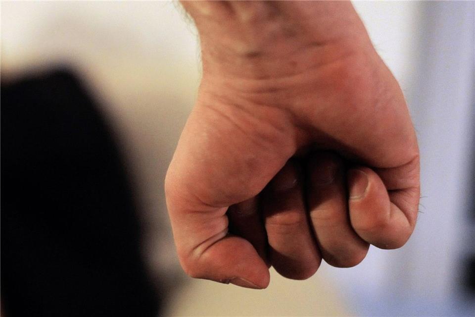 Der Mann soll die 18-Jährige so massiv gewürgt haben, dass sie im Krankenhaus behandelt werden musste. (Symbolbild)picture alliance / Maurizio Gambarini/dpa