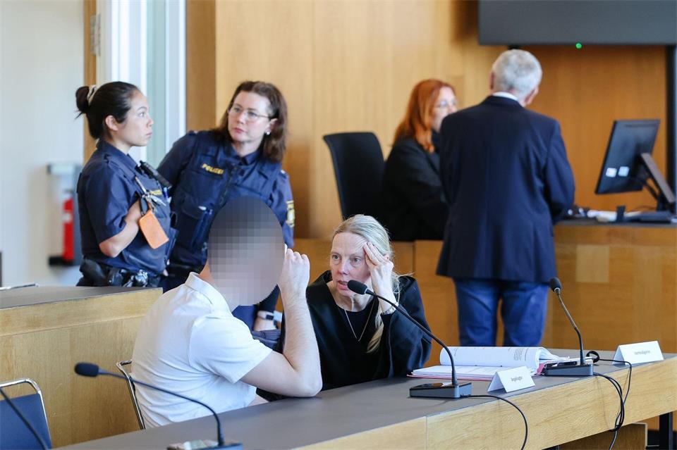 Der Mann soll die Taten in seinem Hafturlaub begangen haben. (Archivbild)Daniel Löb/dpa