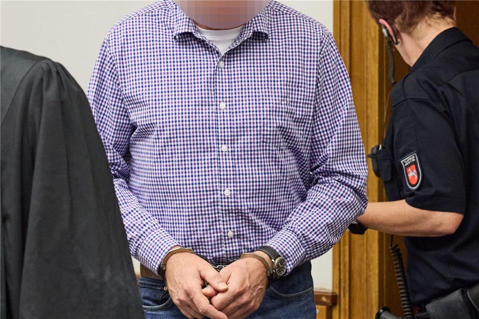 Der Mann soll laut Staatsanwalt seine Frau mit einer Eisenstange heimtückisch von hinten auf den Kopf geschlagen und sie anschließend erstochen haben.Georg Wendt/dpa