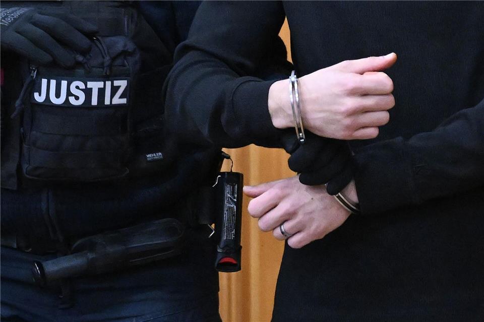 Der Mann soll seine Ex-Partnerin misshandelt und fast nackt durch die Straßen von Künzelsau gezerrt haben.(Archiv)Bernd Weißbrod/dpa