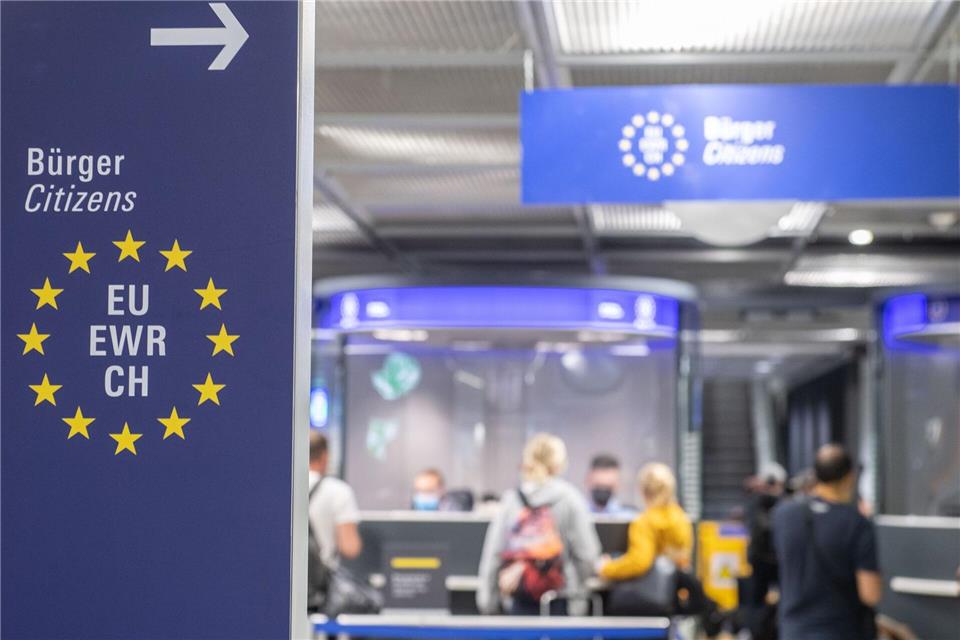 Der Mann soll während der Corona-Pandemie Rechnungsbeträge für Schutzmasken gefälscht haben. (Archibild)Julia Cebella/dpa