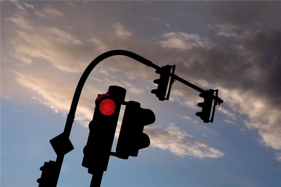Der Mann stand mit seinem Fahrzeug an einer roten Ampel . (Symbolbild)Karl-Josef Hildenbrand/dpa