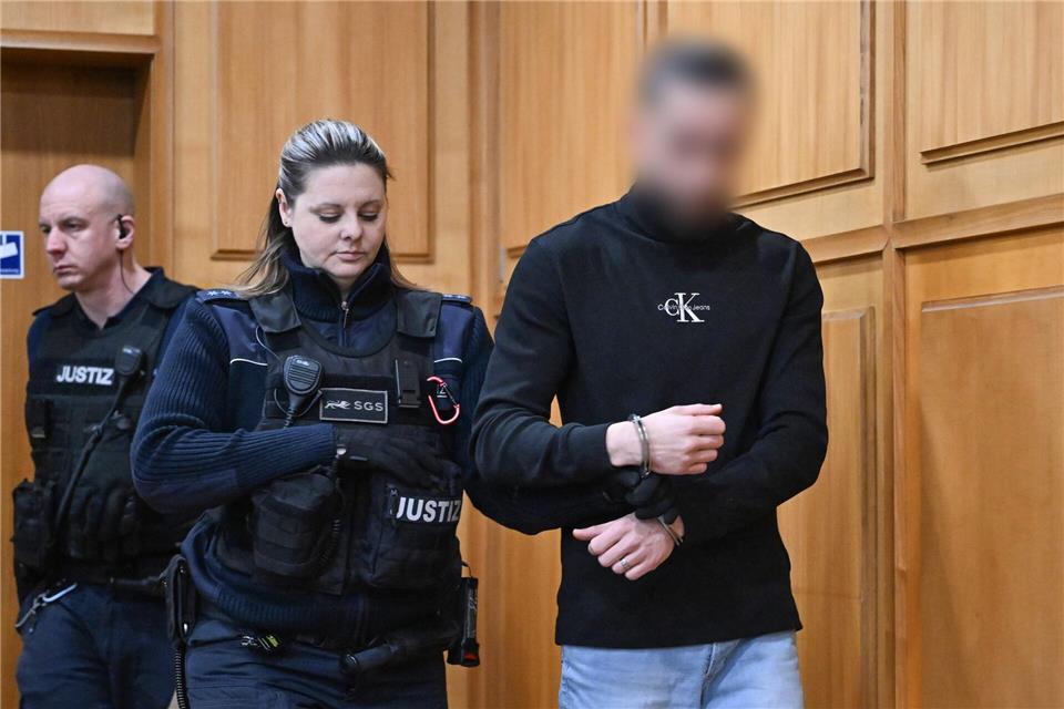 Der Mann steht er unter anderem wegen versuchten Mordes und Freiheitsberaubung vor Gericht.Bernd Weißbrod/dpa