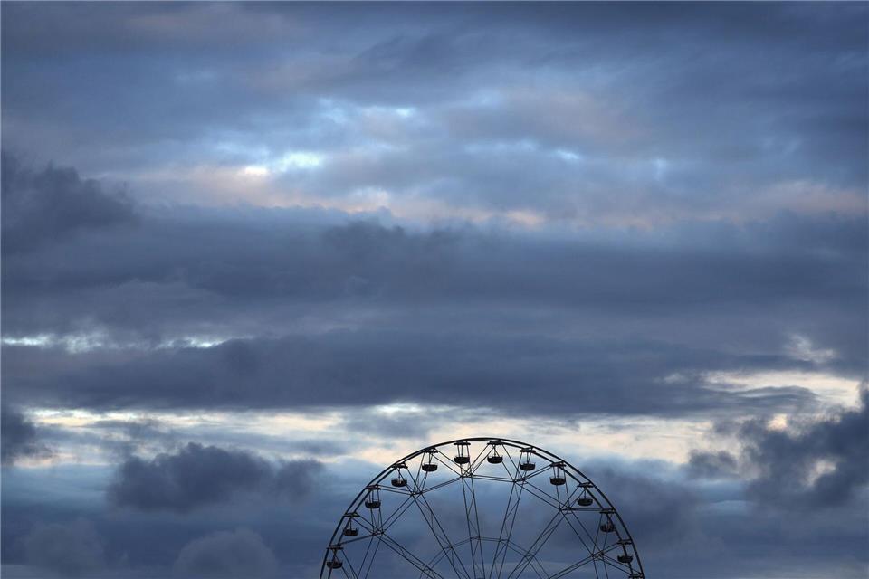 Der Mann stürzte bei Arbeiten an einem Riesenrad. (Symbolbild)Karl-Josef Hildenbrand/dpa