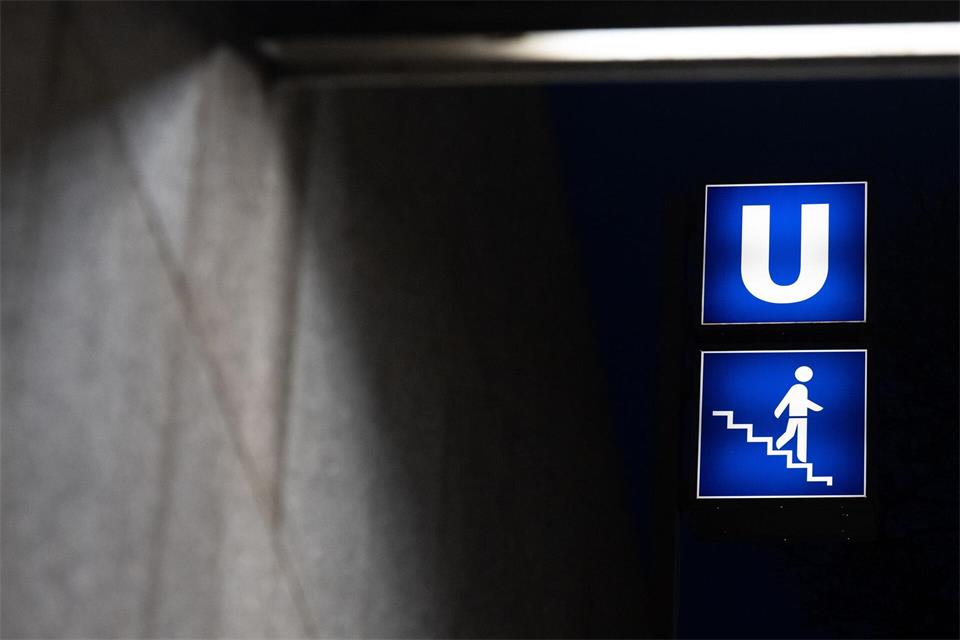 Der Mann stürzte laut Polizei alkoholbedingt ins Gleis und wurde von der U-Bahn erfasst. (Symbolbild)Sven Hoppe/dpa
