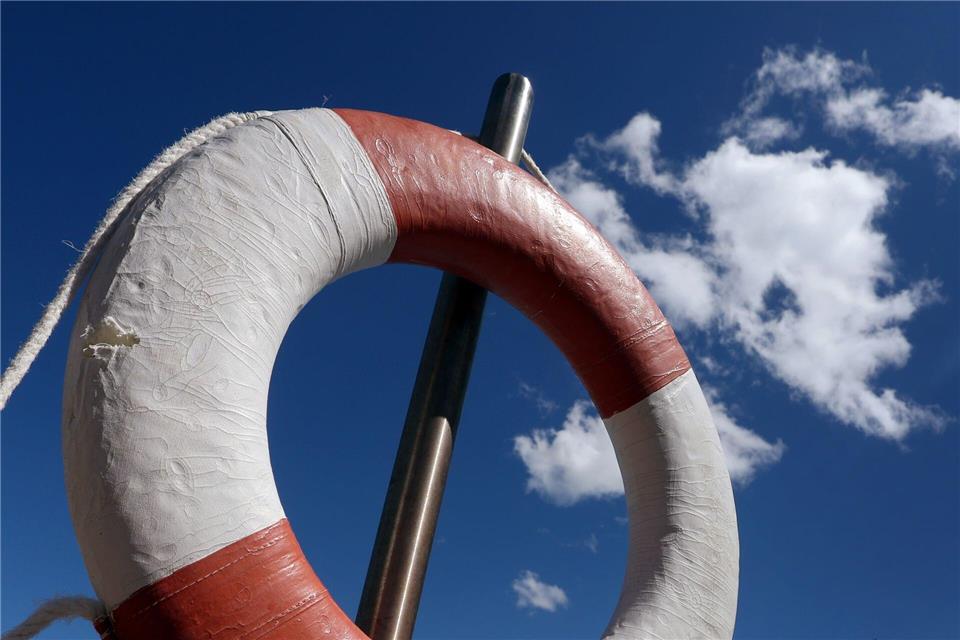 Der Mann trieb leblos im Wasser des Freibads. (Symbolbild)Karl-Josef Hildenbrand/dpa