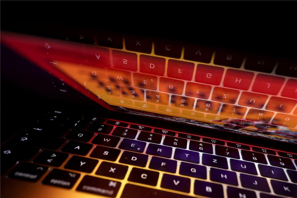 Mann verliert 81.000 Euro an Online-Betrüger Der Mann überwies mehrfach Geld ins Ausland. (Symbolbild)picture alliance/dpa