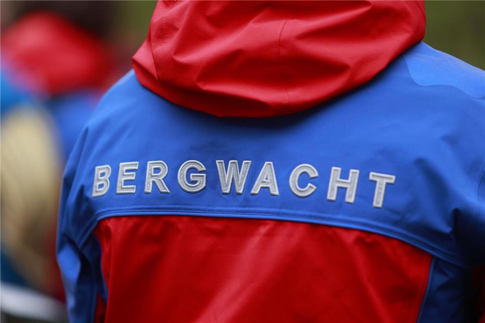 Der Mann war auf einem Steig wegen eines ausgebrochenen Tritts abgestürzt. Matthias Bein/dpa