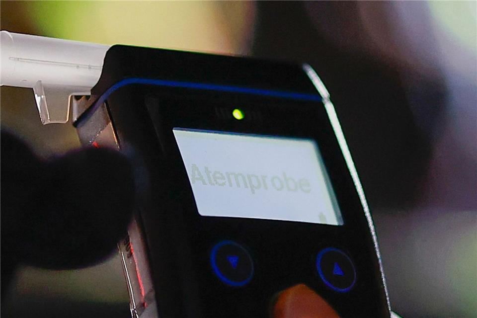 Der Mann war betrunken Auto gefahren. (Symbolbild)Heiko Becker/dpa