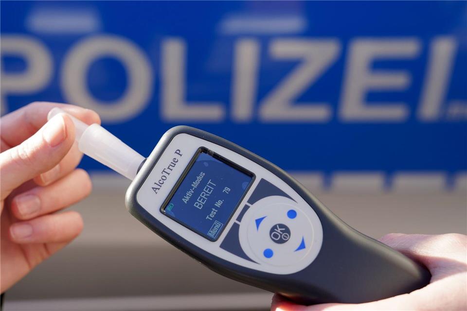 Der Mann war mit mehr als zwei Promille betrunken unterwegs. (Symbolbild)Marcus Brandt/dpa